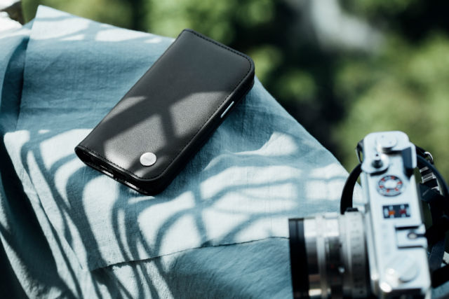 Billetera acabada en piel vegana de Moshi Overture para iPhone 12 Pro Max